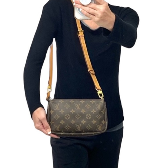 Authenticated Louis Vuitton Pochette Accessories Crossbody Shoulder Bag Purse - Picture 2 of 15